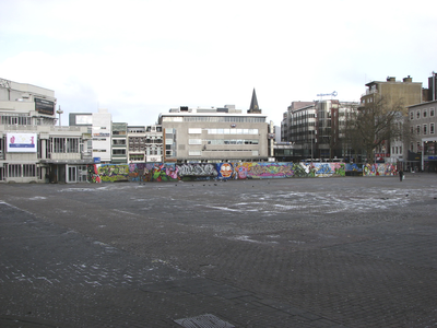 902879 Gezicht op een bouwschutting aan de noordzijde van plein Vredenburg te Utrecht, vol graffitikunstwerken. Ter ...